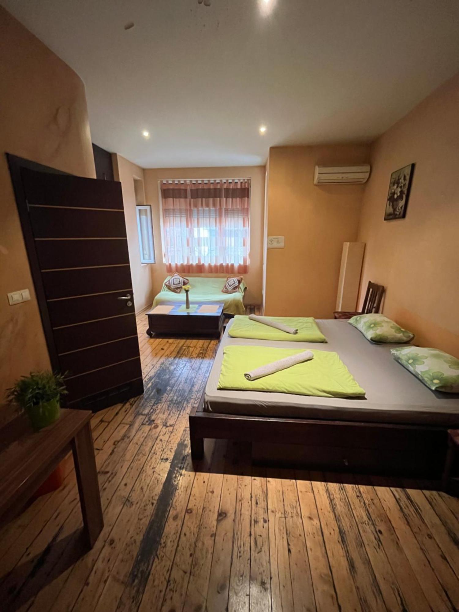 Elegance On A Budget - Rooms For Rent In Sofia Center Luaran gambar